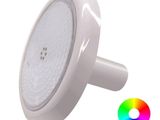 un gros plan d'une lumière blanche sur fond blanc
