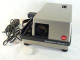 un appareil photo Polaroid posé sur une table