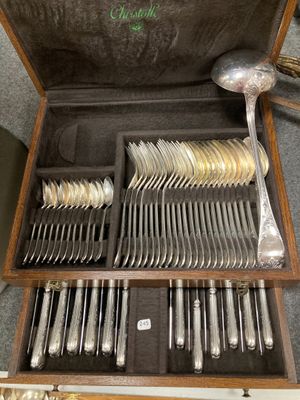 un coffret en bois contenant de l'argenterie sur une table