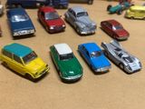 un grand nombre de petites voitures posées sur une table