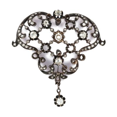un gros plan sur une broche ornée d'un motif floral