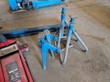 two tools that are sitting on the ground