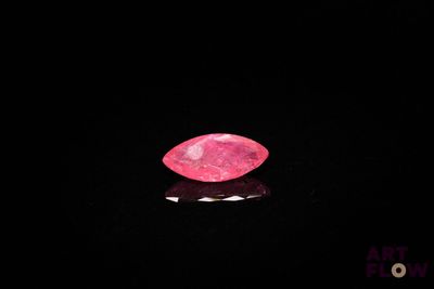 un diamant rose sur fond noir