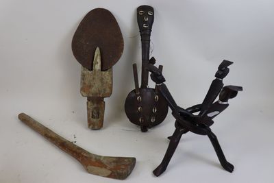 Lot d'objets dont Kora, pelle en métal et bois et divers.