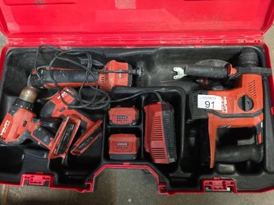 une image représentant une boîte à outils rouge contenant tout un tas d'outils