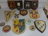 de nombreux insignes et plaques posés sur une table