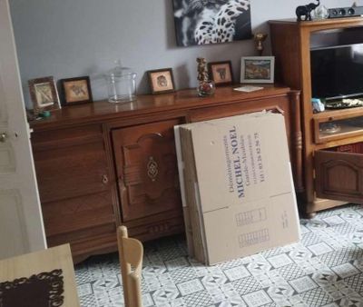 une grande boîte posée au milieu du salon