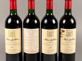 trois bouteilles de vin rouge posées côte à côte sur une table