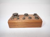 une boîte en bois munie de quatre boutons