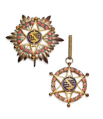 une image représentant une paire de boucles d'oreilles ornées de fleurs et d'une étoile
