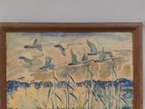 tableau représentant des oiseaux volant au-dessus d'un plan d'eau, dans un cadre en bois