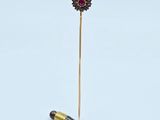 un petit bâton sur lequel est posée une fleur, à côté d'une balle