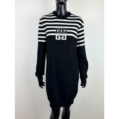 un mannequin portant une robe-pull rayée noir et blanc