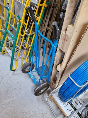 Il y a de nombreux types de diables et de chariots dans ce garage