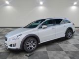 la photo d'une voiture blanche garée dans un garage