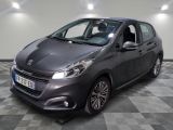 la voiture grise est garée dans le garage sur le sol en damier