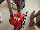 une personne qui utilise un outil pour réparer une roue