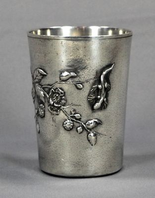 une coupe en argent ornée d'un motif représentant des oiseaux et des fleurs
