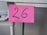 un post-it rose sur lequel est inscrit le chiffre 26