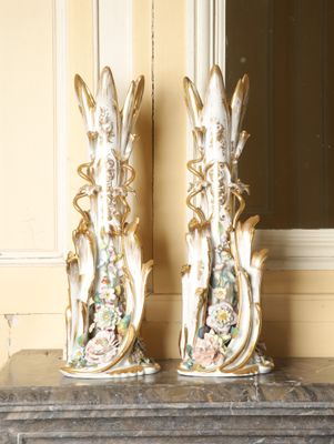deux vases posés sur une table