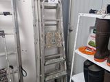 Plusieurs paires de bottes sont alignées sur une étagère dans une pièce