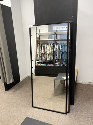 un grand miroir au milieu d'une pièce