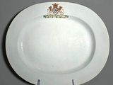une assiette ovale ornée d'un blason