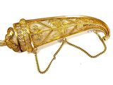 une image représentant une broche en or à laquelle est attachée une chaîne