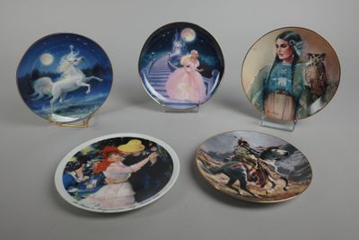 quatre assiettes ornées d'images de personnes et d'animaux, posées sur une table