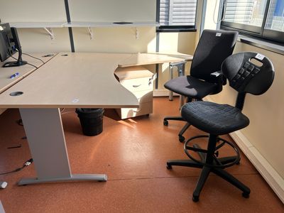 un bureau bois avec retour et caisson à roulettes , un faute…