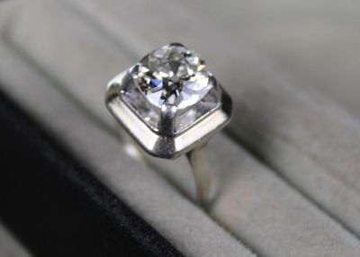 une bague posée sur le couvercle d'une boîte