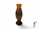 un vase posé sur un support sur une surface blanche