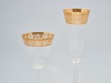 une paire de verres à champagne aux bords dorés sur fond blanc