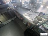 une image d'une cuisine avec un évier et une cuisinière
