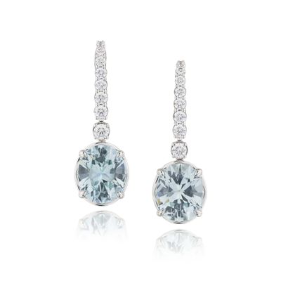 une paire de boucles d'oreilles en topaze bleue et diamants