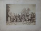 une vieille photo montrant un groupe d'hommes en uniforme posant pour une photo