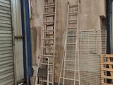 de nombreuses échelles appuyées contre le mur