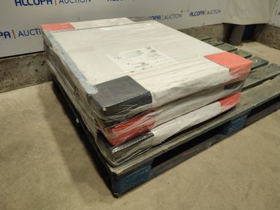 une pile de matelas posée sur une palette devant un panneau