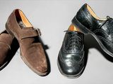 Deux paires de chaussures pour homme sont alignées sur une surface blanche