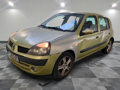 la photo d'une petite voiture garée dans un garage