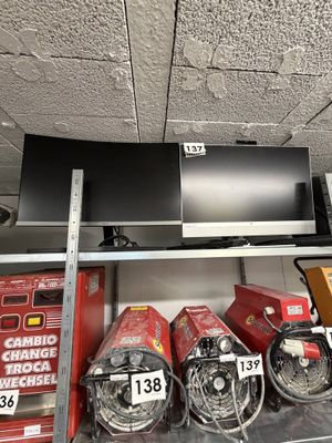 il y a beaucoup d'articles différents sur les rayons du magasin