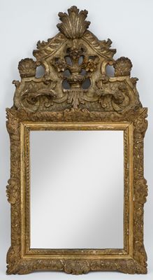 un miroir au cadre doré richement décoré, orné d'anges et de chérubins