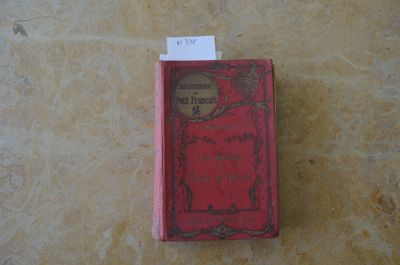 un petit livre rouge posé sur une table