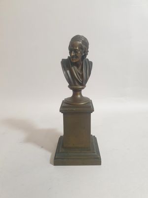 buste en bronze d'un homme sur un socle, sur fond blanc