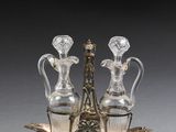 une image représentant un plateau en argent sur lequel sont posés trois vases en verre
