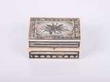 une boîte noire et blanche posée sur une table blanche