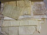 quelques vieux morceaux de papier posés sur une table