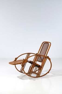 une image représentant un fauteuil à bascule en bois posé sur une surface blanche