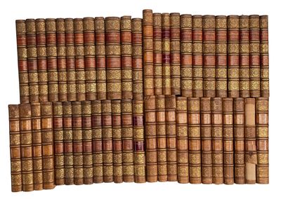 un tas de vieux livres empilés les uns sur les autres