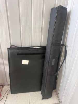 une valise noire et un sac noir posés l'un à côté de l'autre